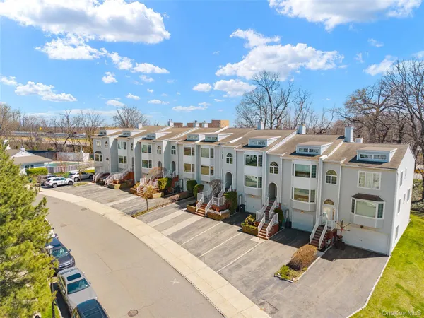 $928,000 | 240-46 Oak Park Drive, Unit 37A | Douglaston