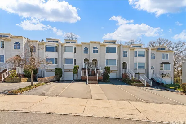 $928,000 | 240-46 Oak Park Drive, Unit 37A | Douglaston