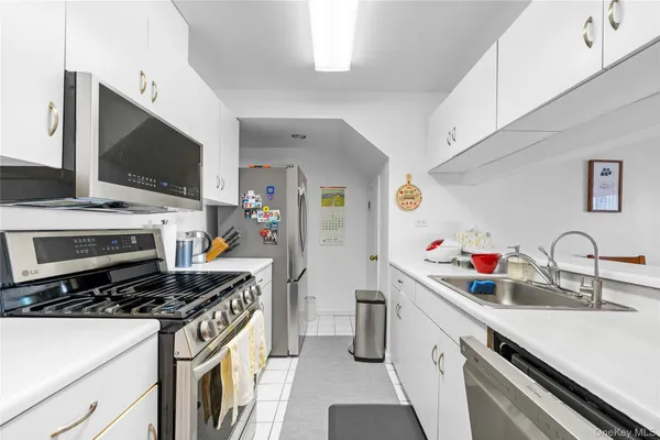 $928,000 | 240-46 Oak Park Drive, Unit 37A | Douglaston