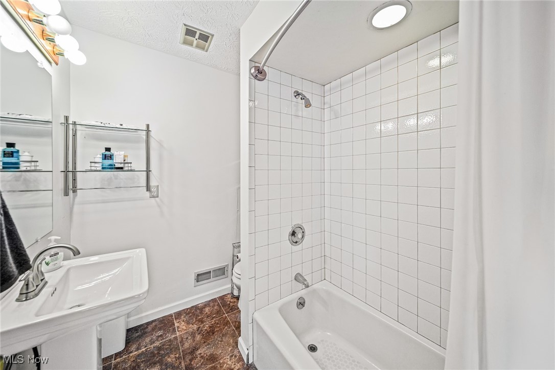 6834 Chapel Road Madison, OH 44057 - Photo 17 of 48 2nd floor full bathroom