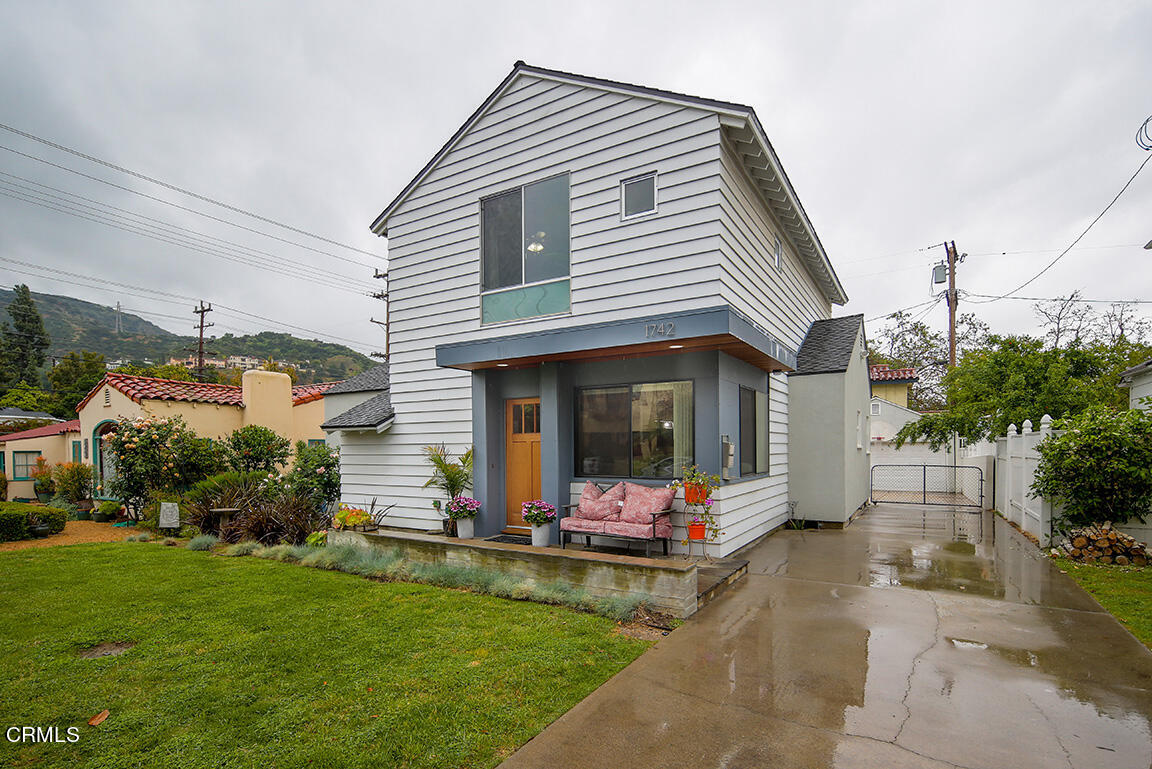 a view of a house with a yard