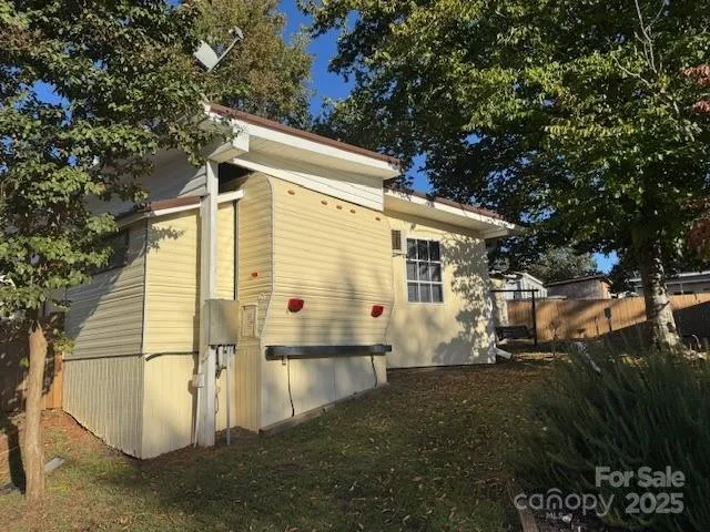 a view of a house with backyard