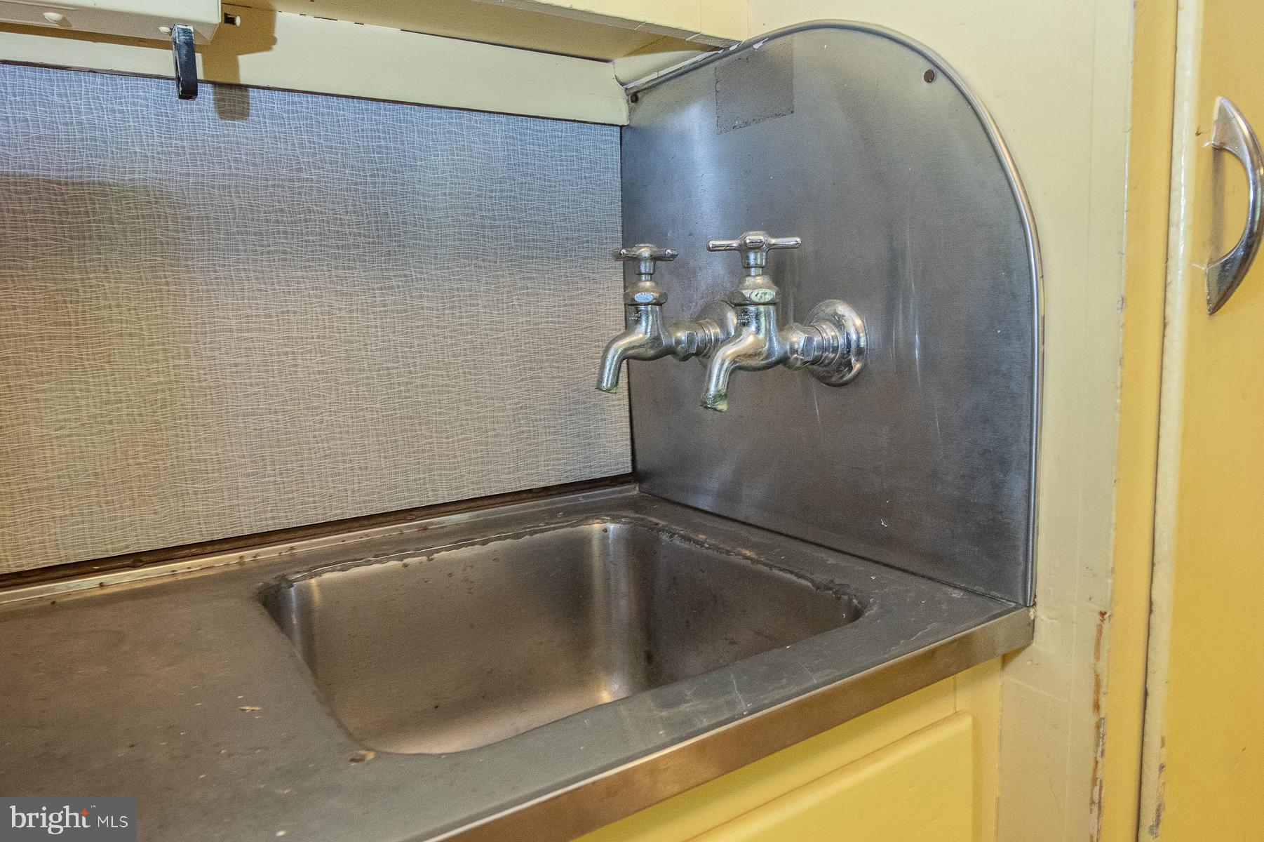 826 West King Road Malvern, PA 19355 - Photo 23 of 43 This butler's pantry is a classic!