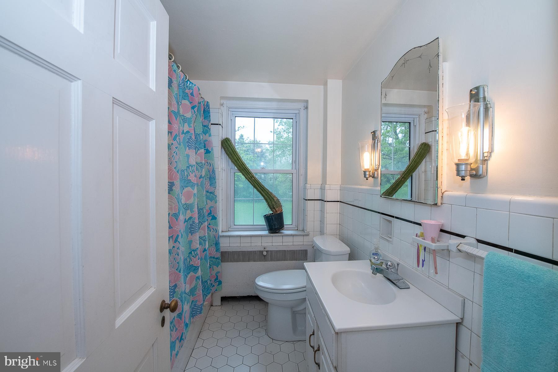 826 West King Road Malvern, PA 19355 - Photo 29 of 43 Hall bath with tub/shower combo.