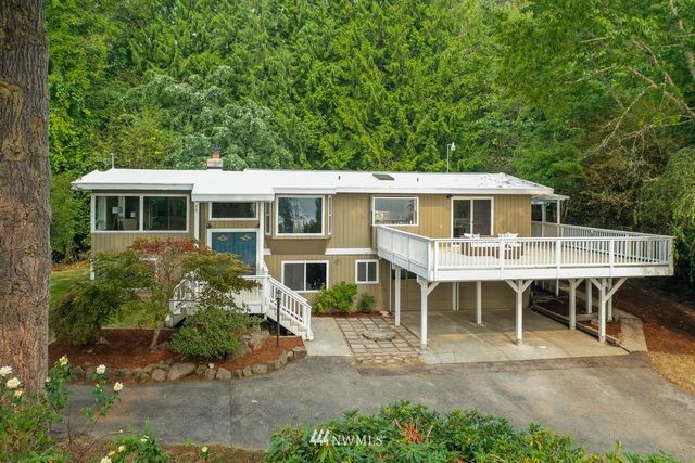 a view of a house with backyard and sitting area