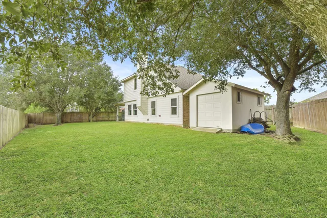 a view of a house with backyard and garden