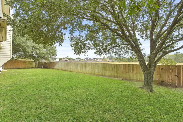a view of yard with a house in the background