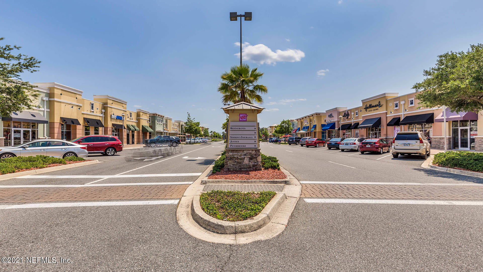 3438 Lawton Road Orlando, FL 32803 - Photo 7 of 10 a picture of street light pole