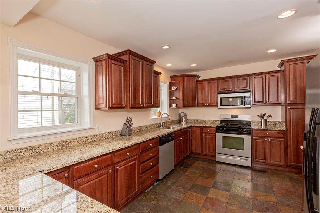 3685 Lytle Road Beachwood, OH 44122 - Photo 11 of 27 Fabulous Granite & tainless Kitchen with Slate Flooring