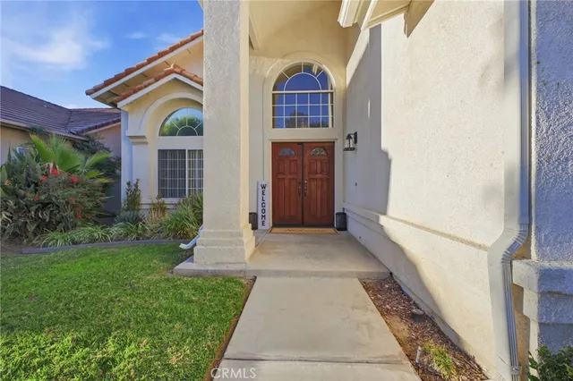 a view of entryway with livingroom