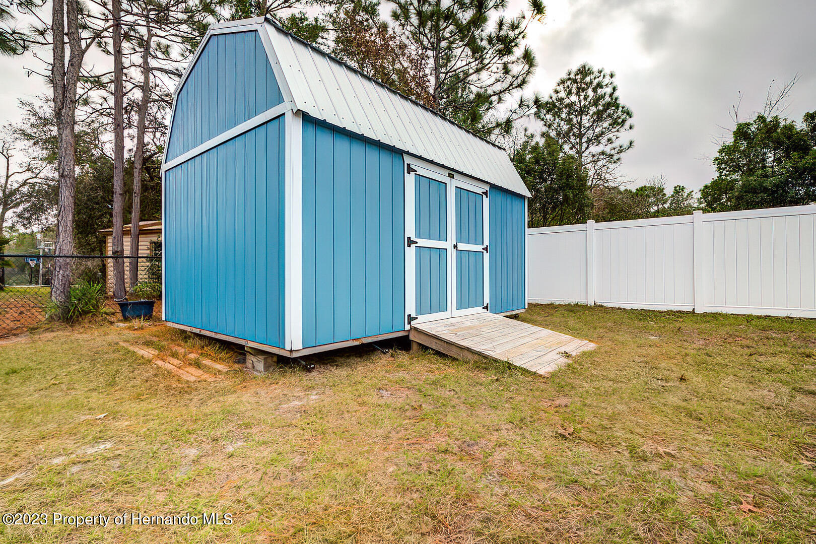 8140 Jasbow Junction Weeki Wachee, FL 34613 - Photo 33 of 37 a view of a backyard
