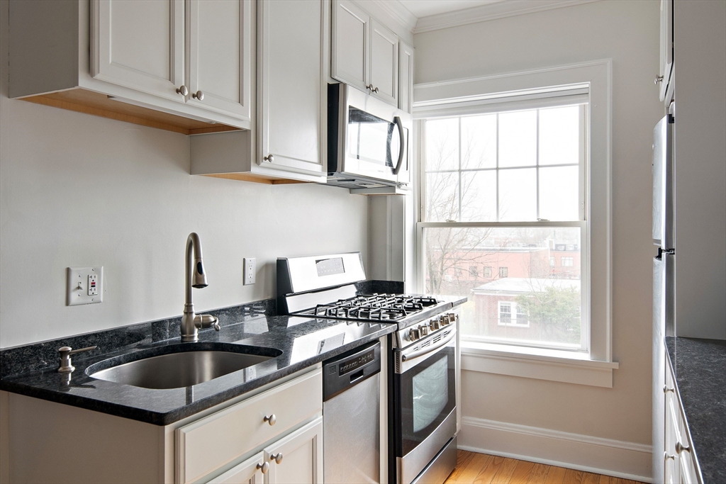 21 Bradlee Road, Unit 32 Medford, MA 02155 - Photo 5 of 20