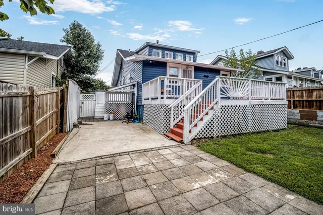 a view of entryway with a hall