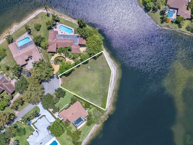 an aerial view of a house with outdoor space and lake view
