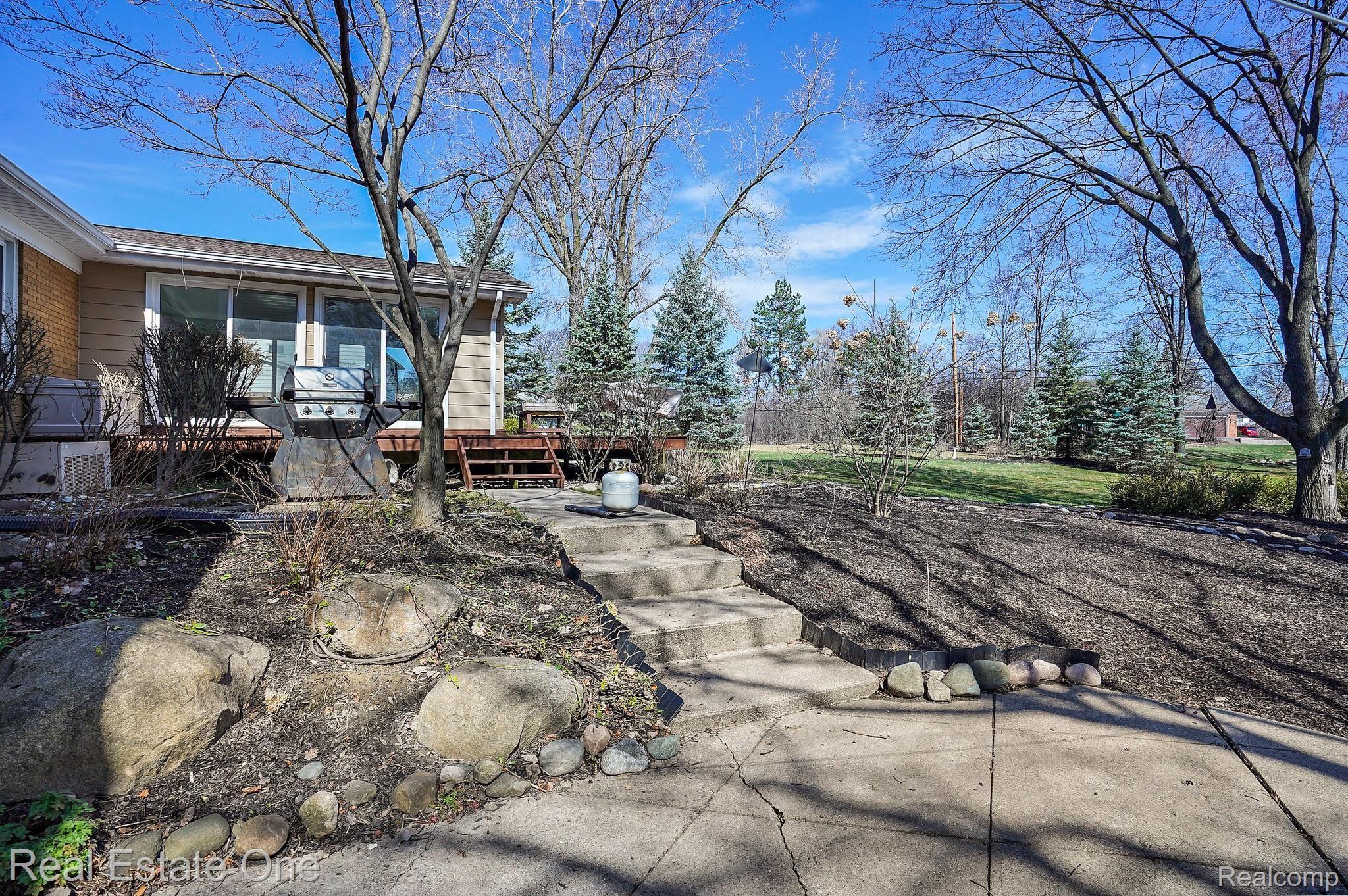 5891 Shaun Road West Bloomfield, MI 48322 - Photo 28 of 37 027 Backyard.jpg