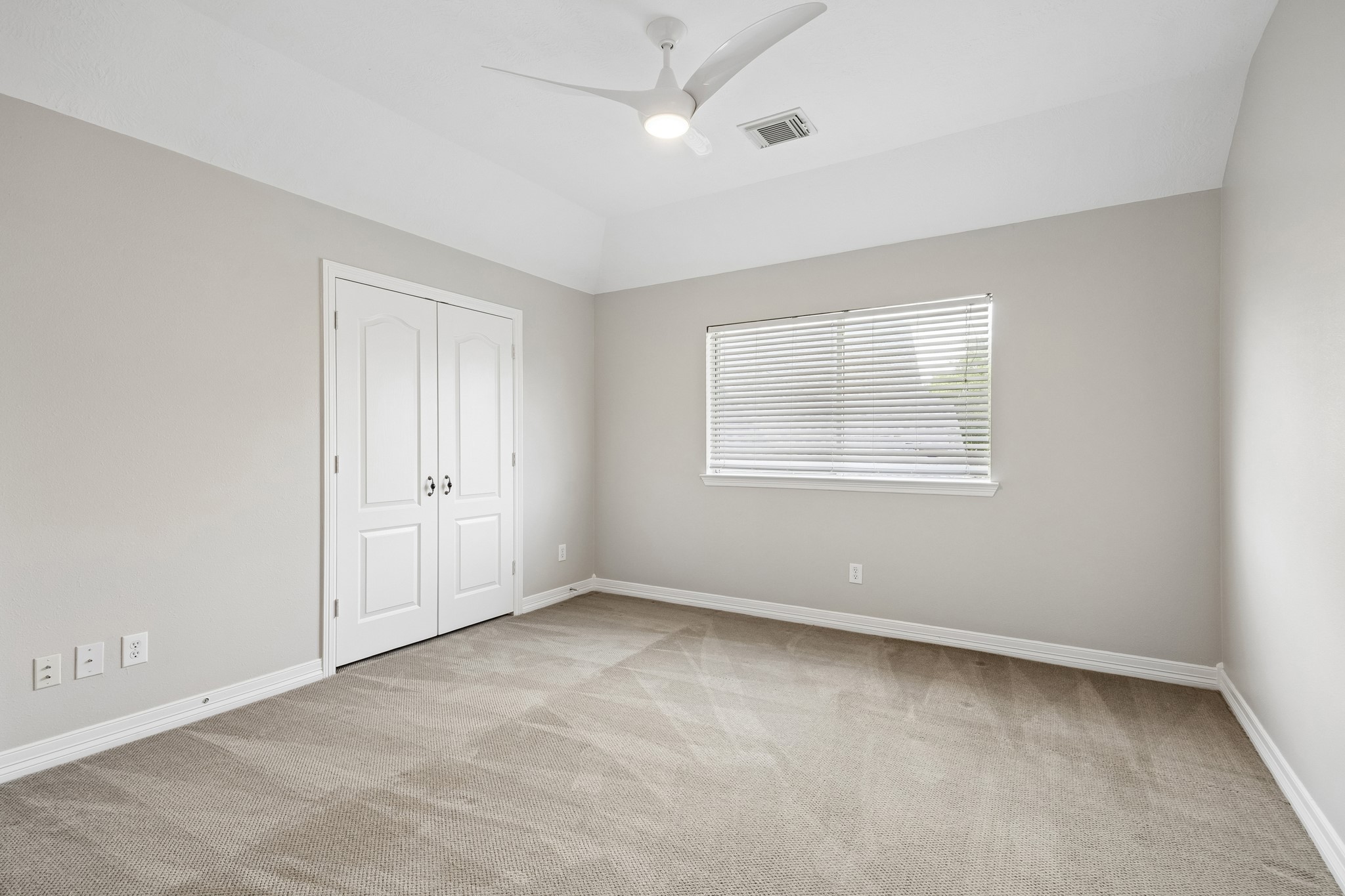 6331 Collina Springs Court Houston, TX 77041 - Photo 23 of 34 an empty room with windows and closet