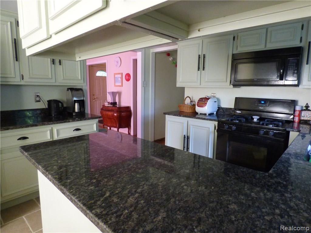 1870 Decker Road Walled Lake, MI 48390 - Photo 9 of 60 P1000275.JPG