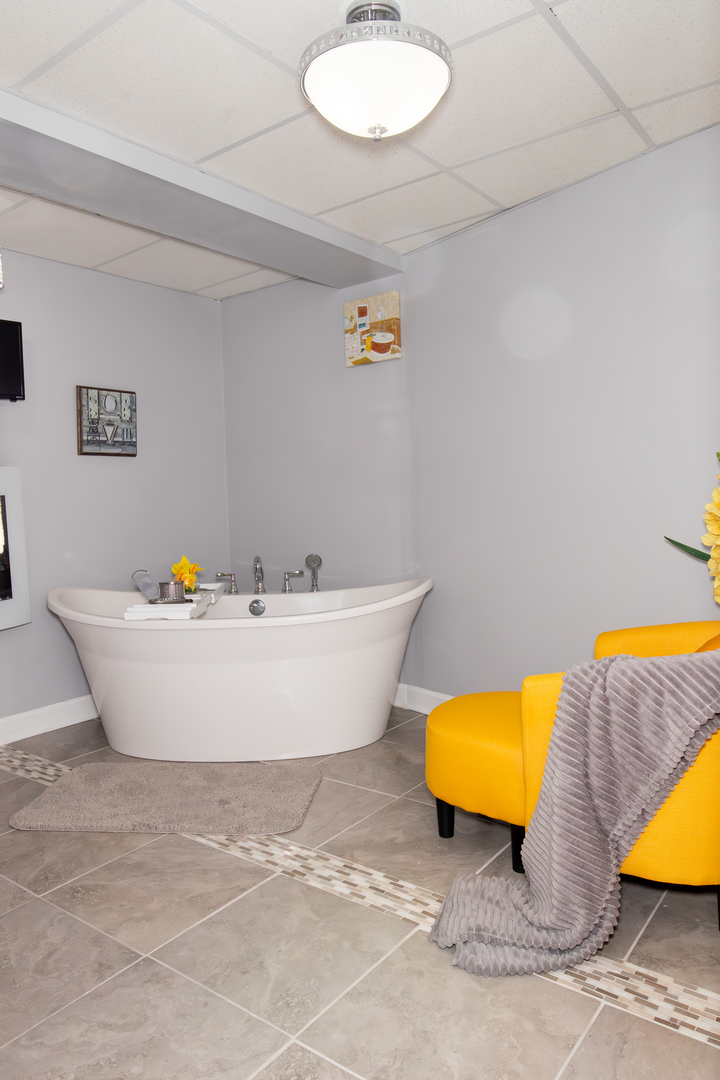 1844 180th Place Lansing, IL 60438 - Photo 28 of 34 a view of a bathtub in a room
