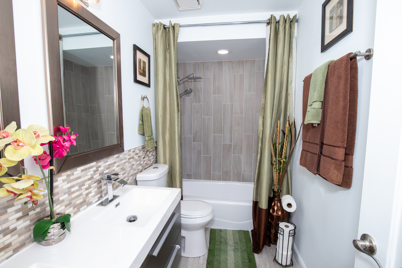 1844 180th Place Lansing, IL 60438 - Photo 7 of 34 a bathroom with a tub sink and mirror