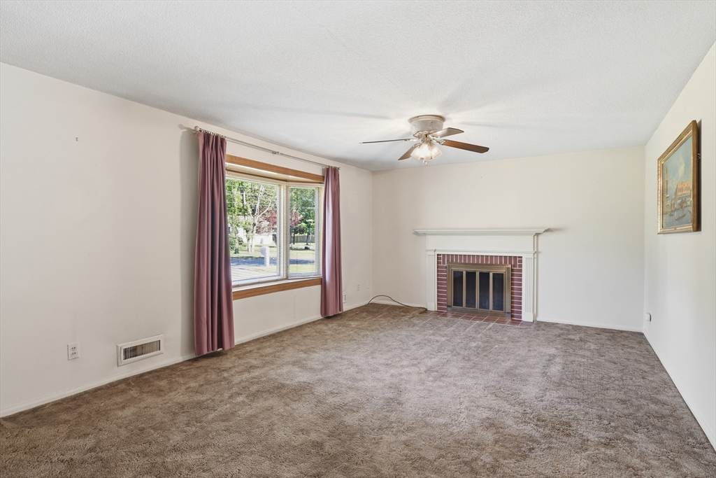 315 Porter Road East Longmeadow, MA 01028 - Photo 4 of 39