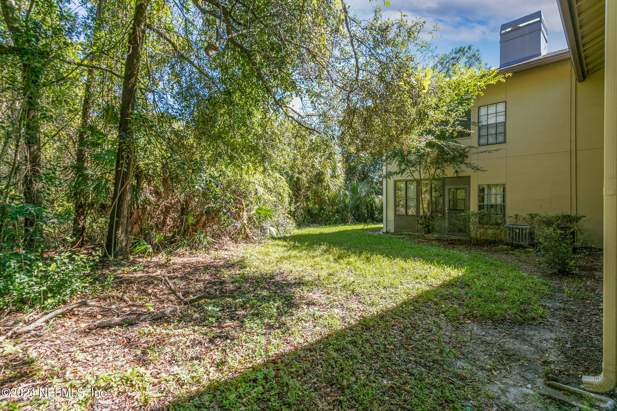 10150 Belle Rive Boulevard, Unit 2605 Jacksonville, FL 32256 - Photo 36 of 52 a view of a yard with plants and trees