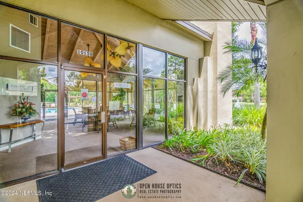 a view of a backyard