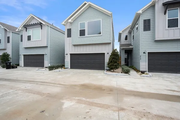 $2,100 | 8115 Esther Acres Lane, Houston, TX 77088