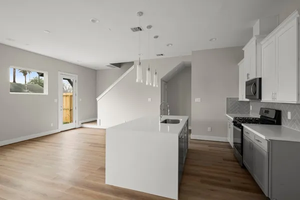 $2,100 | 8115 Esther Acres Lane, Houston, TX 77088