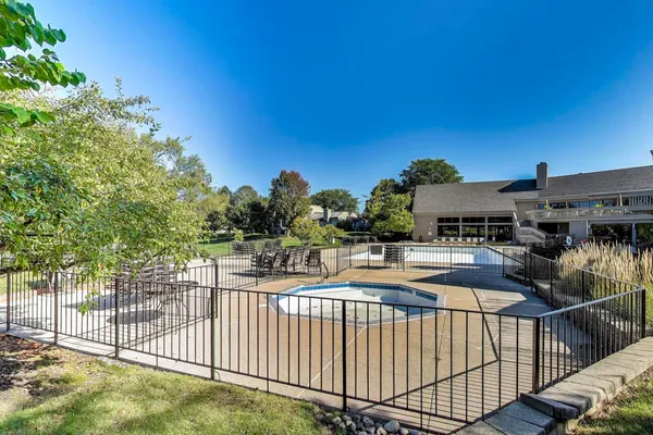 $319,900 | 83 Thornhill Lane, Unit C, Lake Barrington, IL 60010