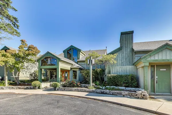 $319,900 | 83 Thornhill Lane, Unit C, Lake Barrington, IL 60010