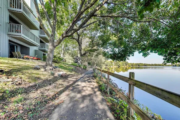 $319,900 | 83 Thornhill Lane, Unit C, Lake Barrington, IL 60010