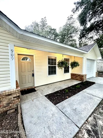 $195,000 | 909 Orange Street, Ocean Springs, MS 39564