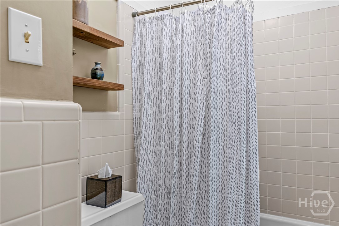 140 Inverness Road Athens, GA 30606 - Photo 28 of 55 Primary Bedroom Ensuite Bath