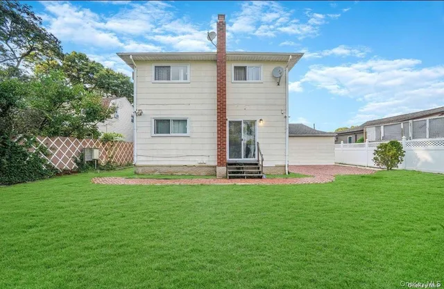 a view of a house with a backyard