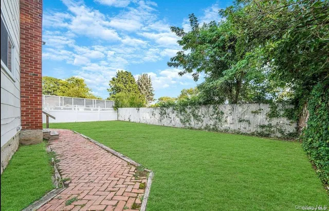 a view of a back yard