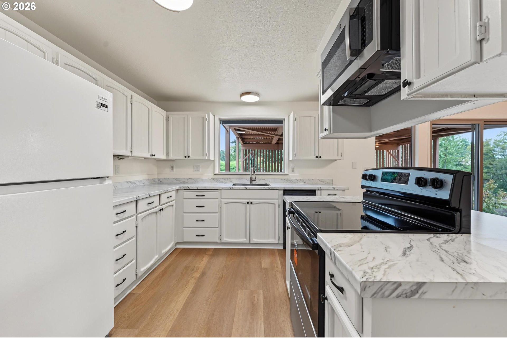 17610 Southeast Sunnyside Road Damascus, OR 97089 - Photo 11 of 38 Kitchen