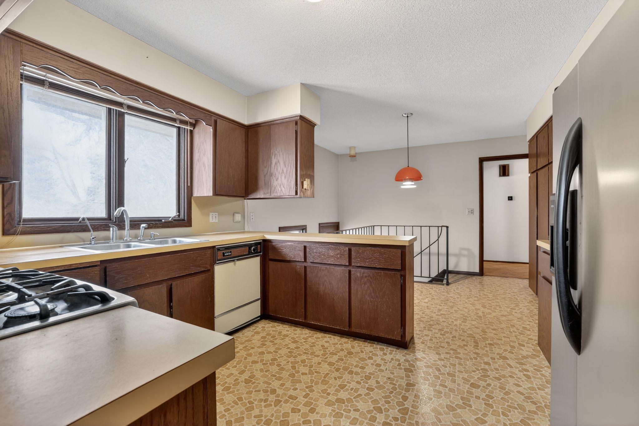 8730 Summit Drive Eden Prairie, MN 55347 - Photo 8 of 29