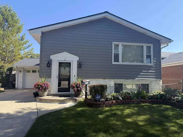 $699,000 | 639 North Kaspar Avenue, Arlington Heights, IL 60004