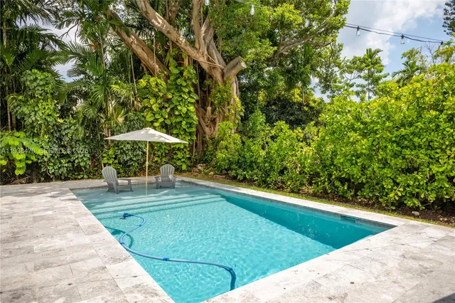 a view of a backyard