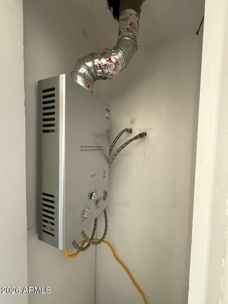 396 North E Avenue Douglas, AZ 85607 - Photo 13 of 14 a bathroom with a shower