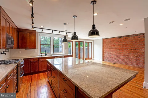 $7,995 | 325 D Street Southeast, Washington, DC 20003
