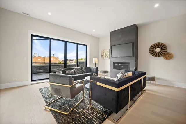 $799,000 | 4353 North Richmond Street, Unit 3N, Chicago, IL 60618