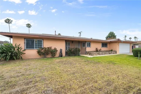 a view of a house with a yard and plants