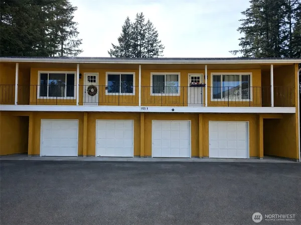 $950,000 | 1125 North 13th Street, Unit B, Shelton, WA 98584