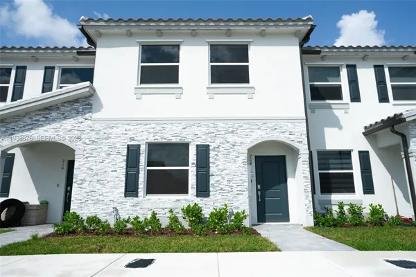 $2,500 | 204 Southeast 10th Court, Unit 204, Florida City, FL 33034