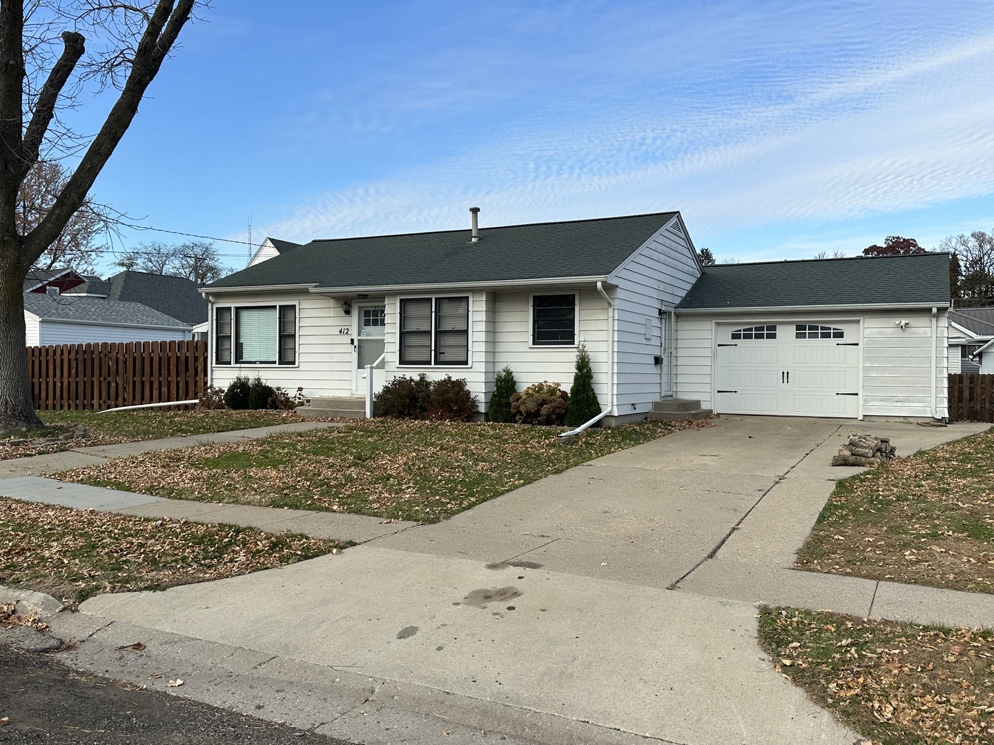 412 East Main Street Morrison, IL 61270 - Photo 3 of 23 front view of a house with a yard