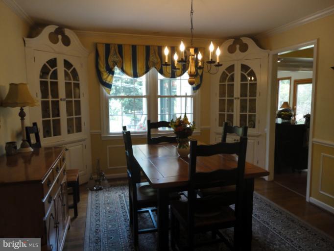 LARGE DR WITH BUILT IN CORNER CABINETS!