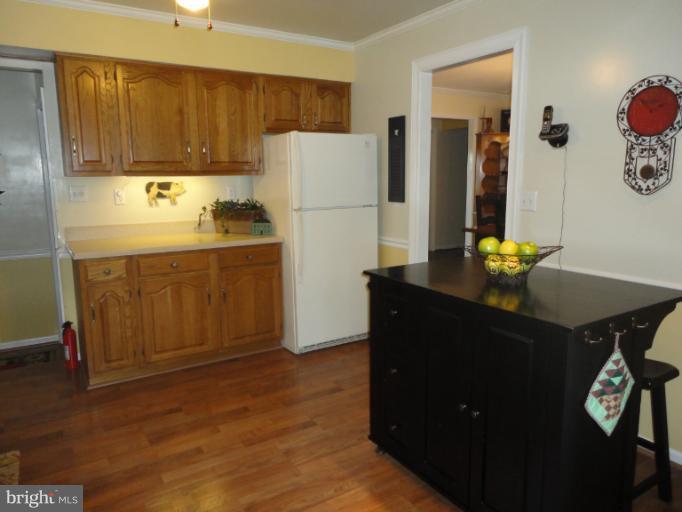 EAT IN KITCHEN WITH PLENTY OF TABLE SPACE