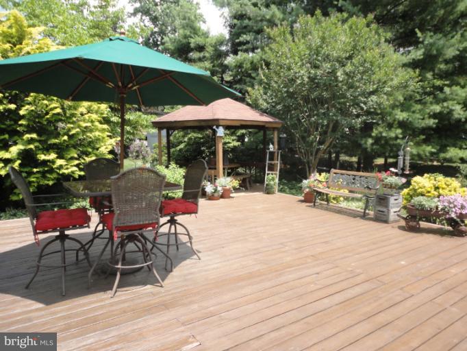 HUGE DECK AND GAZEBO PERFECT FOR ENTERTAINING