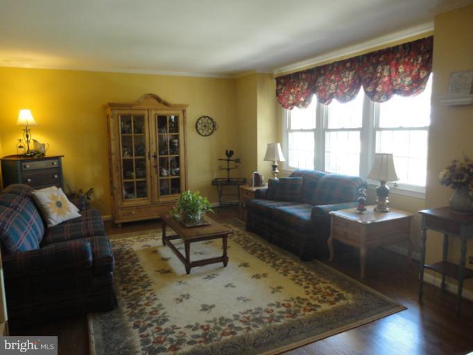 LIGHT AND BRIGHT LIVING ROOM